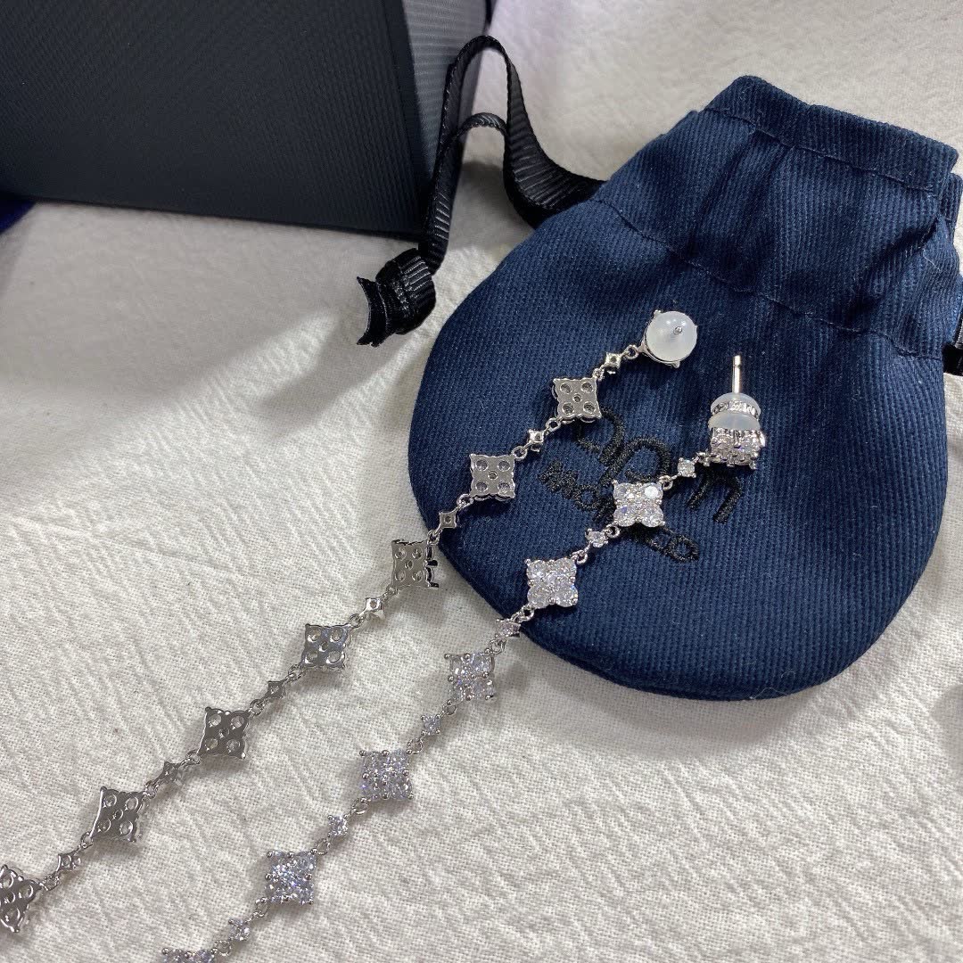 APM Monaco Elegant Diamond Earrings